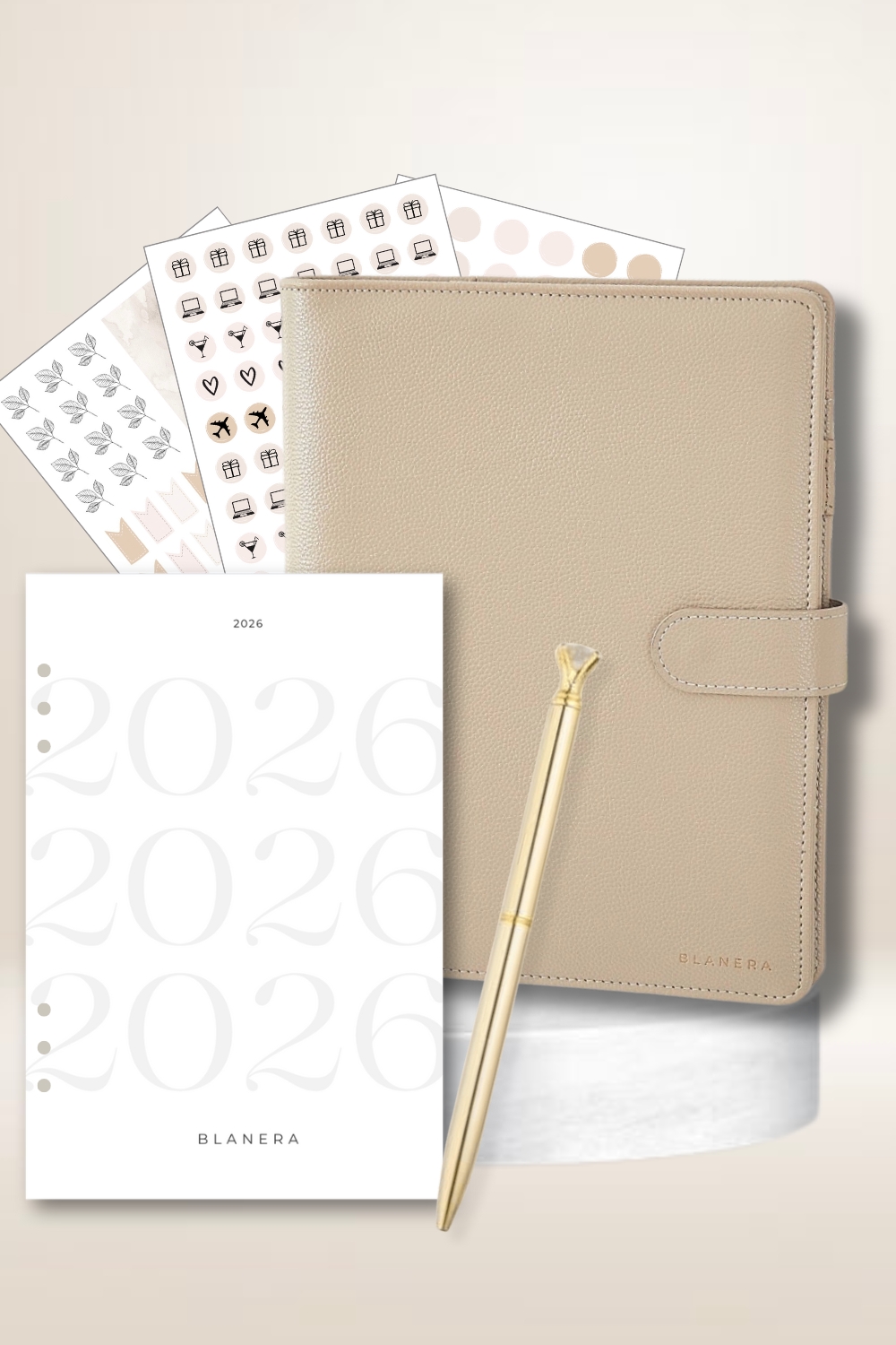 Précommander – Ensemble (Couverture, Calendrier 2026, Stylo, Autocollants)